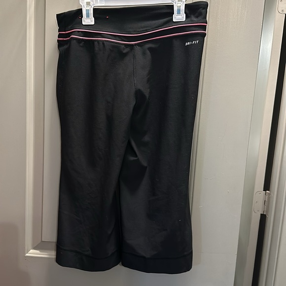 Nike Dri-Fit Size S Black Capris EUC - Picture 3 of 7